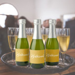 Bröllop Bridesmaid med stiliserad Gult<br><div class="desc">Självhäftande etiketter till bröllop-mini-mousserande vin-flaskor som har ett trendig,  gyllene gult färg tillsammans med "Bridesmaid" tryckt i vitt,  stiliserat skript. En underbar idé när du lägger ut dina brudtärnor och planerar för en bachelorette-fest!</div>