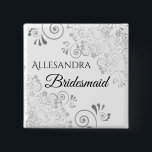 Bröllop Bridesmaid Namn bricka Finare Silver Filig Knapp<br><div class="desc">Identifiera spelarna i nyckel vid din möhippa, bröllop eller repetitionsmiddag med vår elegant, Silver faux foil-knappar. Designat att koordinera med Silver Foil Bröllop Suite har den här knappen en Silver-faux-folie som blomstrar på vit bakgrund med svart text som läser Bridesmaid och ställe för att komma in i namn. Perfekt som...</div>