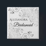 Bröllop Bridesmaid Namn bricka Finare Silver Filig Knapp<br><div class="desc">Identifiera spelarna i nyckel vid din möhippa, bröllop eller repetitionsmiddag med vår elegant, Silver faux foil-knappar. Designat att koordinera med Silver Foil Bröllop Suite har den här knappen en Silver-faux-folie som blomstrar på vit bakgrund med svart text som läser Bridesmaid och ställe för att komma in i namn. Perfekt som...</div>
