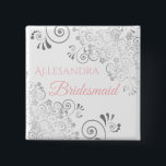 Bröllop Bridesmaid Namn bricka Rosa & Grått Knapp<br><div class="desc">Identifiera spelarna i nyckel vid din möhippa, bröllop eller repetitionsmiddag med våra elegant-, Rosa- och Grått-knappar. Den här knappen är designad för att koordinera med vår Rosa & Grått Elegant bröllop Suite och har en Silver faux-folie som blomstrar på vit bakgrund med rosa text som läser Bridesmaid och ställe för...</div>