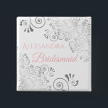 Bröllop Bridesmaid Namn bricka Rosa & Grått Knapp<br><div class="desc">Identifiera spelarna i nyckel vid din möhippa, bröllop eller repetitionsmiddag med våra elegant-, Rosa- och Grått-knappar. Den här knappen är designad för att koordinera med vår Rosa & Grått Elegant bröllop Suite och har en Silver faux-folie som blomstrar på vit bakgrund med rosa text som läser Bridesmaid och ställe för...</div>