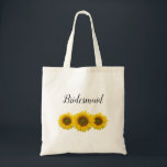 Bröllop Bridesmaid Solros Rustic Blommigt Tygkasse<br><div class="desc">Rustic bröllop brudesmaid to te bag,  with a gult solrodesign. Med tryckbokstäver för svart anpassade läggs det här objektet till en blommigt stil och är en perfekt gåva till medlemmar av brudens sida!</div>