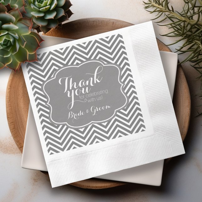 Bröllop Brud och Brudgum Tack Grå Chevrons Pappersservett (Gray Chevron Personalized Wedding Napkins)