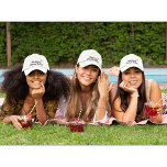 Bröllop Dream Team, Bride, Bachelorette Party Broderad Keps<br><div class="desc">Vår "Bröllop-Dream Team" Baseball-mössa gör en underbar medbrottsling för brudar att ta sig till en bachelorette-fest, en möhippa eller bara njuta av en solig dag bland vänner. Utformningen har en enkel, minimalistisk "Bröllop Dream Team"-typografi och en illustration av två bröllop ringar som är sammanflätade med ett rött hjärta i centrum...</div>