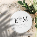 Bröllop Elegant Chic Modern monogram Foliage Nyckelring<br><div class="desc">Sammansatt av enkelt rakt infogat ramar med klassisk kursiv stil och serif-typografi. Dessa inslag är enkla,  tidlösa och klassiska.. Detta är designat av White Papper Birch Co. exklusiv för Zazzle. Finns här: http://www.zazzle.com/store/whitepaperbirch</div>