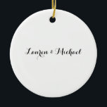 Bröllop Elegant minimalistisk kalligrafi svart vit Julgransprydnad Keramik<br><div class="desc">Den här mallen kan anpassas för att uppfylla alla professioneller.</div>