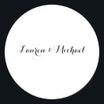 Bröllop Elegant minimalistisk kalligrafi svart vit Runt Klistermärke<br><div class="desc">Den här mallen kan anpassas för att uppfylla alla professioneller.</div>