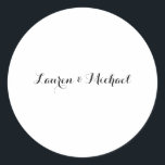 Bröllop Elegant minimalistisk kalligrafi svart vit Runt Klistermärke<br><div class="desc">Den här mallen kan anpassas för att uppfylla alla professioneller.</div>