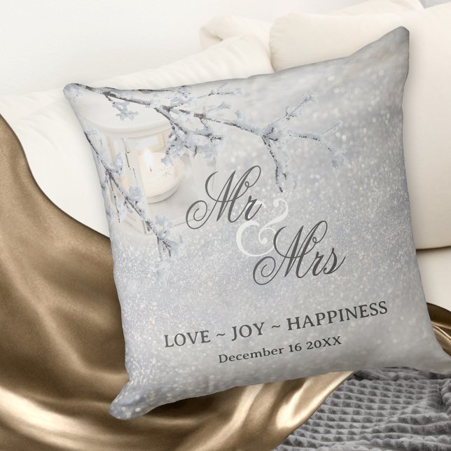 Bröllop eller årsdag för mousserande Snö Kudde (Winter wedding pillow featuring a candle lit lantern in sparkling snow.)