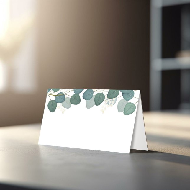 Bröllop Enkel Elegant Grönt Eucalyptus löv Placeringskort (Elegant eucalyptus greenery wedding place card styled on reception table with candle and glassware.)