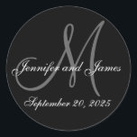 Bröllop Första Namn Initial Monogram-märkning Runt Klistermärke<br><div class="desc">Personligens kuvertförsegling. Svartvit och grått, bröllop datum, första namn och första monogramdekal. Utformning av Elke Clarke ©2008. Underbar som kuvertförsegling för dina bröllopsinbjudningar eller som märkning för dina bröllopsfavoriter eller bröllop söta bröstpåsar eller kakburkar för bröllop. Anpassa med din brud och brudgumm namn, inledande mongram och bröllop-datum. Välj sedan färg...</div>