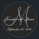 Bröllop Första Namn Initial Monogram-märkning Runt Klistermärke<br><div class="desc">Personligens kuvertförsegling. Svartvit och grått, bröllop datum, första namn och första monogramdekal. Utformning av Elke Clarke ©2008. Underbar som kuvertförsegling för dina bröllopsinbjudningar eller som märkning för dina bröllopsfavoriter eller bröllop söta bröstpåsar eller kakburkar för bröllop. Anpassa med din brud och brudgumm namn, inledande mongram och bröllop-datum. Välj sedan färg...</div>
