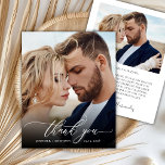Bröllop-fototackkort för budgetskript för Elegant<br><div class="desc">Budget Modern Elegant Script 2 Photo Bröllop Tack är ett prisvärt tunt kort med låg budget. Snyggt bröllop tackar dig för att du har en fullt-fotot på framsidan med övertäckningstexten "Tack" i ett handskrivet calligrafi- eller typografskriptteckensnitt i vitt på bild. På baksidan finns ett foto och ett förtillverkat tack. ***NOTERA!...</div>