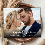 Bröllop-fototackkort för budgetskript för Elegant<br><div class="desc">Budget Modern Elegant Script 2 Photo Bröllop Tack är ett prisvärt tunt kort med låg budget. Snyggt bröllop tackar dig för att du har en fullt-fotot på framsidan med övertäckningstexten "Tack" i ett handskrivet calligrafi- eller typografskriptteckensnitt i vitt på bild. På baksidan finns ett foto och ett förtillverkat tack. ***NOTERA!...</div>