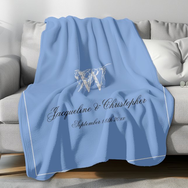 Bröllop Gift Elegant Monogram Newlyed Keepsaké Fleecefilt (Elegant white monogram with black font names and white border against blue background fleece blanket)