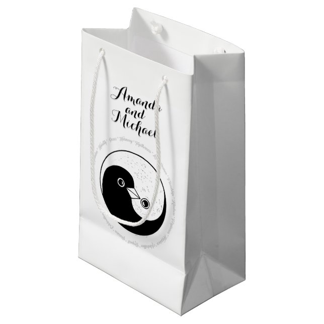 BRÖLLOP GLOSSY GIFT BAG small. b/w YinYang doves (Framsidan Vinklad)