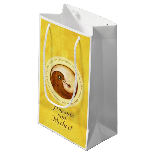 BRÖLLOP GLOSSY GIFT BAG small. Guld YinYang-duvor (Framsidan Vinklad)