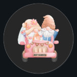 Bröllop Gnome Ny gifta Newlyged Bride Groom Co. Runt Klistermärke<br><div class="desc">Bröllop Gnome Ny gifta Nyligen Bride Groom Par</div>