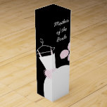 Bröllop Gown Rosa Mor Briste black vin box Vinlåda<br><div class="desc">Söt möhippa- och presentväska i skuggor av rosa med stiliserad bröllop och blommor på svart bakgrund. En anpassade som du kan anpassa med din egen text,  bilder och dina idéer.</div>