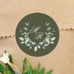 Bröllop Grönt Monogram Classic-Anpassningsbar Runt Klistermärke<br><div class="desc">Lägg till en sofistikerad avslutande beröring med elegant bröllop-klistermärket i mjuk grönt, perfekt för använda som kuvertförsegling eller bröllopsmärkning. Denna enkla, klassiska design har en monogrammad initialer av bruden och trippen och blandas på ett utmärkt sätt med bröllop-teman som inspirerats av geliken och naturen. Ett tidlöst sätt att anpassa dina...</div>