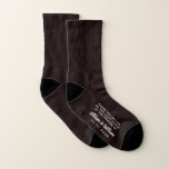 Bröllop Groom Funny Strumpor<br><div class="desc">Pressa manar i din bröllopsfest med att samordna roligtens sockar - för groomen: "Dessa fötter tillhör den lyckliga gromen vid bröllop av" sockor. Anpassa dessa roliga souvenir-keepsakes med ditt första namn och bröllop-datum i vit typografi mot svart bakgrund.</div>