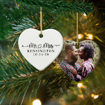Bröllop Heart Arrows Newlyed Photo Julgransprydnad Keramik<br><div class="desc">Bröllop Heart Arrows Mr. och Newlyed Förlovning Photo Ornaments personlig med ditt efternamn,  bröllop date,  och foto! Enkel att anpassa för perfekten till bröllop,  årsdagar,  första jul,  förlovning osv. Kontakta oss på cedarandstring@gmail.com om du behöver hjälp med designen eller matchande produkter.</div>