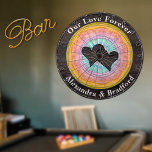 Bröllop Heart Pastel Sunset Rustic Wood Tone Namn Darttavla<br><div class="desc">Bröllop Heart Pastel Sunset Rustic Wood Tone Namn Monogrammed,  vår Kärlek Forever. Den här rustiska Wood Grain Dartboard gör perfekt personlig Game Gift för nya gräs,  husbloggar osv. och bara vardaglig roligt. Vår mall som är enkel att använda gör det enkelt att anpassa sig till roligten.</div>