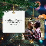 Bröllop Hjärtpilar Nyligen loktad Förlovning Fotoc Julgransprydnad Keramik<br><div class="desc">Bröllop Heart Arrows Newlyed Förlovning Photo Ornaments personlig med efternamn,  bröllop datum och foto! Enkel att anpassa för perfekten till bröllop,  årsdagar,  första jul,  förlovning osv. Kontakta oss på cedarandstring@gmail.com om du behöver hjälp med designen eller matchande produkter.</div>