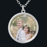 Bröllop Kärlek Hjärtpil Romantiskt Modern Foto Silverpläterat Halsband<br><div class="desc">Den här moderna designen innehåller ditt favoritfoto med en ram av hjärtan och pilar #fotogifts #presenter #gifts #jewelry #necklace #giftsforher #girly #kärlek #romanticgifts #valentine #valentinesday #kärlek #romantic #hjärta</div>