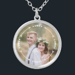 Bröllop Kärlek Hjärtpil Romantiskt Modern Foto Silverpläterat Halsband<br><div class="desc">Den här moderna designen innehåller ditt favoritfoto med en ram av hjärtan och pilar #fotogifts #presenter #gifts #jewelry #necklace #giftsforher #girly #kärlek #romanticgifts #valentine #valentinesday #kärlek #romantic #hjärta</div>