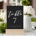 Bröllop-kort för svartvit Chic med Bordsnummer<br><div class="desc">Chic och snyggt,  vår minimalistiska vinterbröllopssamling har elegantens kursiva typografi för din moderna mottagning. Följ gästerna till deras bord med öga som fångar ett fet,  vitt skript på en svart bakgrund på bordsnumrets sittplatskort.</div>