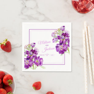 Bröllop lagrar lila blommor på vitt pappersservett