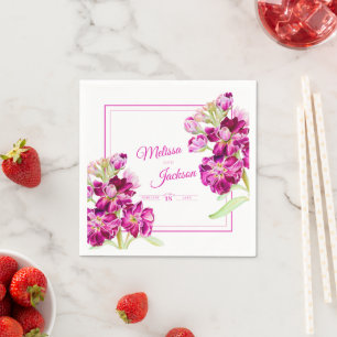 Bröllop lagrar mörk rosa av blommor på vit pappersservett
