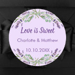 Bröllop lavender violet eucalyptus Kärlek är Sweet Runt Klistermärke<br><div class="desc">Bakgrund. Lila: Kärlek är Sverige. Anpassa och lägg till namn och bröllop-datumet. Dekorerad med vattenfärgade lavender-blommor och eukalyptus greenery. För söta gäster som choklad,  kakor.</div>
