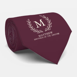 Bröllop med djupvinröd monogram för brudgummens br slips
