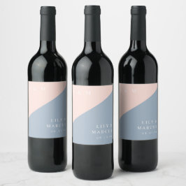 Bröllop med modernt elegant monogram i dammigt blå vinflaska etikett