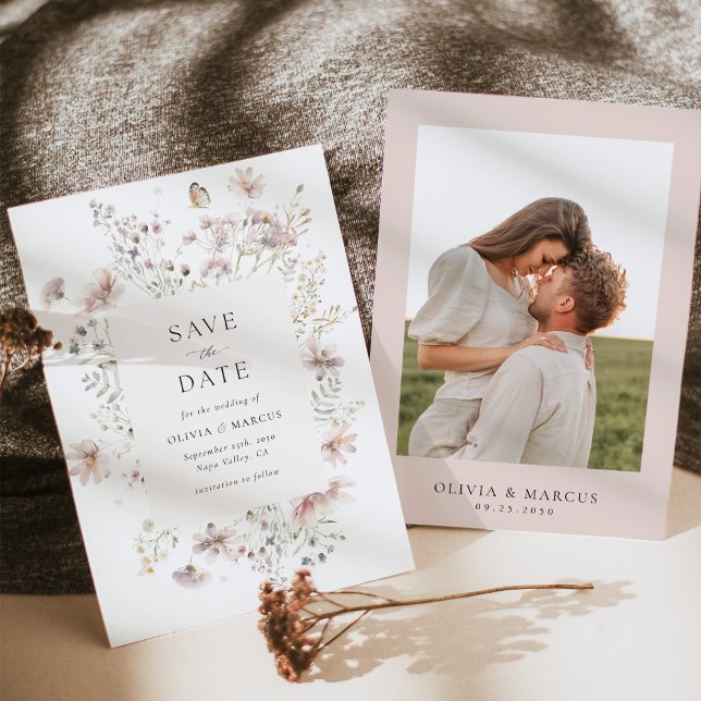 Bröllop med vacker ram av vilda blommor i rosaton spara datumet (Elegant blush wildflower framed wedding save the date  with soft floral border and serif typography)