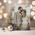 BRÖLLOP-meddelande med skript guld till MARRIED CH Julkort<br><div class="desc">Kortdesign med ett foto av guld-penseltypografin för bruden och trippen och eleganten. Texten och färg kan vara personlig.</div>