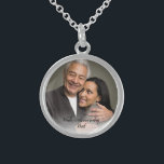 Bröllop Memorial Far Photo Bouquet Charm Sterling Silver Halsband<br><div class="desc">Anpassa den här karmen med ett foto av din pappa så att du kan ta med honom på din bröllopsdag. Du kan bära det som ett halsband eller använda ett band för att lägga till det som en bukett charm.</div>