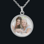 Bröllop Memorial Mor Photo Bouquet Charm Sterling Silver Halsband<br><div class="desc">Anpassa den här karmen med ett foto av din mamma så att du kan ta med henne på din bröllopsdag. Du kan bära det som ett halsband eller använda ett band för att lägga till det som en bukett charm.</div>