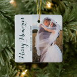 Bröllop Merry Memories Photo Ceramic Ornament<br><div class="desc">Upplev din bröllopsdag varje jul när du drar ut den här vackra fotodekorationen för att dekorera träd. Den här vackra anpassningsbarna Merry Memories med fyrkantiga utsmyckningar har elegant och klassi text som du kan anpassa med namn på de nya länkarna och datum för deras bröllopsdag. Ladda upp ditt favoritfoto från...</div>