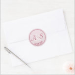 Bröllop minimala klassiskt Initialer-datum - Burgu Runt Klistermärke<br><div class="desc">Det här klistermärket visar initialer i bruden med bröllop före pastellröda cirkel. Anpassa fälten i mallen eller klicka på Anpassa för att välja det teckensnitt stil,  storlekt och färg som du vill använda. Underbar för försegling av post eller favoritpåsar.</div>