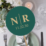 Bröllop Monogram Bride och Groom Initialer Runt Klistermärke<br><div class="desc">Förbered själva kärnan i din union med vårt anpassade bröllop monogram, som ger initialer en perfekt utformning. Den slående grönt nyansen symboliserar tillväxt och harmoni, medan guld accentuerar exuellt lyx och opulens, skapar dessa klistermärken som ett utmärkt komplement till bröllop. Oavsett om du försluter kuvert, lägger till bröllopsfavörer eller förbättrar...</div>