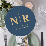 Bröllop Monogram Bride och Groom Initialer Runt Klistermärke<br><div class="desc">Ta till dig kärnan av din speciella dag med våra Bröllop-monogrambrickor och Groom Initialer klassiska rondeller. Personlig till perfektion, dessa klistermärken är en pité för elegans och stil, designat särskilt för par som uppskattar de finare detaljerna. Varje dekal är utformad med precision och har ett unikt bröllop-monogram, som på ett...</div>