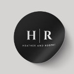 Bröllop Monogram enkel klassisk Chic, minimalt sva Runt Klistermärke<br><div class="desc">Öka sofistikeringen av dina bröllop-detaljer med våra Bröllop Monogram Simple Classic Chic Minimal Black Classic Round Stickers. De här personligerna, som innehåller initialer från bruden och brudgummen, blandar lätt den klassiska elegansen med en minimalistisk utformning. Det tidslösa svarta och vita färg-systemet tillför lite sofistikering till ditt bröllop-kontorsverk, så att varje...</div>