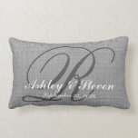 Bröllop Monogram Grått Rustic Linen-utseende Lumbarkudde<br><div class="desc">Personlig Rustic tittar linens grått-bakgrund med en monogramstart. Design är en teckning av Amelia Carrie. Gör en underbar gåva till Newlyweds,  antikvarier och andra särskilda tillfällen. Mycket trendig och en trevlig accent biet för ett sovrum,  ett vardagsrum,  en favoritstol osv. Anpassa med namn,  ursprungligt datum och datum.</div>
