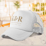 Bröllop Monogram minimalistisk enkel Guld och vit Keps<br><div class="desc">Ett minimalistiskt bröllop-monogram utformar en samling produkter med klassisk traditionell typografi i guld på ren,  vit bakgrund. Den perfekta anpassad design för din speciella dag!</div>