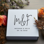 Bröllop Monogram Modern Script Namn Stämpel<br><div class="desc">Personligt bröllp föredrar frimärke med ditt bröllop-monogram i modernt typsnitt och namn och bröllop.</div>