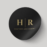 Bröllop Monogram Simple Classic Chic Black Guld Runt Klistermärke<br><div class="desc">Öka sofistikeringen av dina bröllop-detaljer med våra Bröllop Monogram Simple Classic Chic Minimal Black and Guld Classic Round Stickers. Med ett tidslöst svart och guld färg-schema ökar dessa klistermärken opulensen i bröllop-papperet. Den minimalistiska utformningen, med bruden och brudgummen i initialer, skapar en harmonisk och snyggt estetik som utan ansträngning förbättrar...</div>