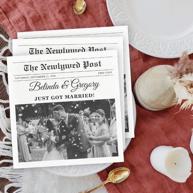 Bröllop Newspaper Roligt Black & White Photo Bröll Pappersservett (Wedding Newspaper Fun Black & White Photo Wedding Napkins)